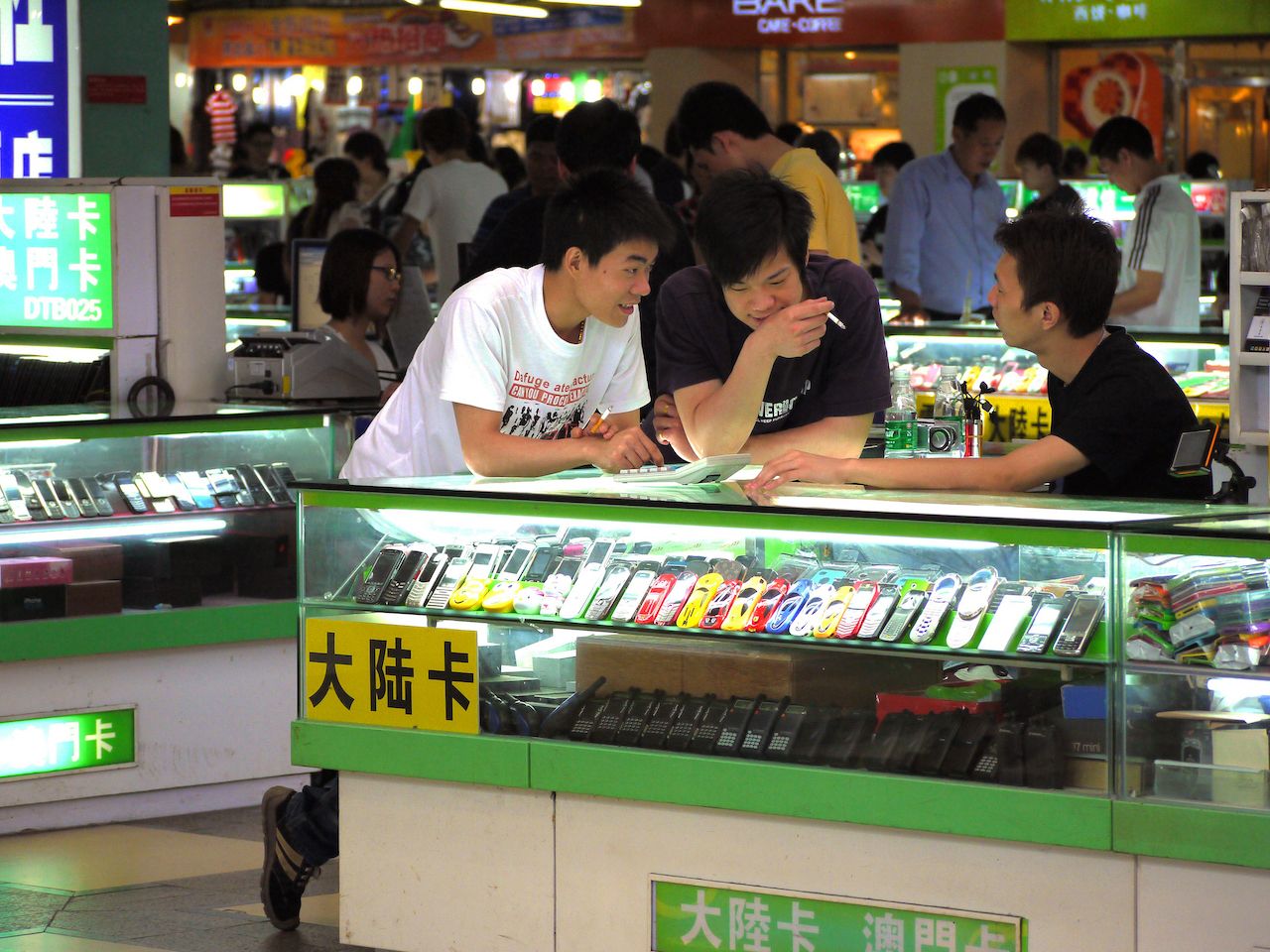 Customers bargaining at counter with a vendor